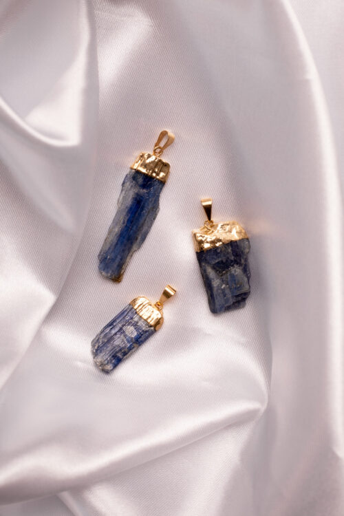 Pingente Evolução Espiritual Cianita Azul Bruta dourado