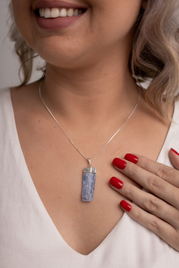 Colar Evolução Espiritual com Cianita Azul Bruta folheado em prata - Imagem 2