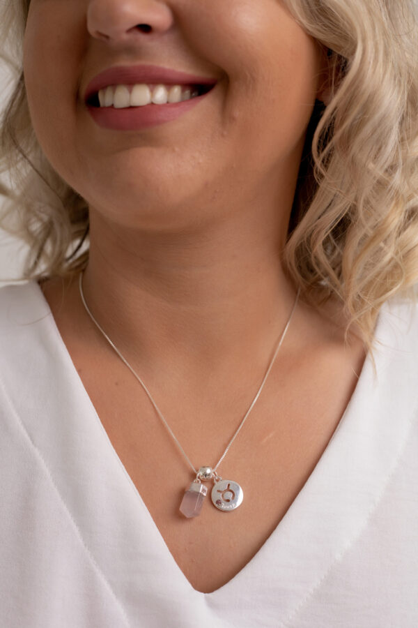 Kit 2 Peças Signo de Touro - Pulseira + Colar Quartzo Rosa folheado em prata - Imagem 4
